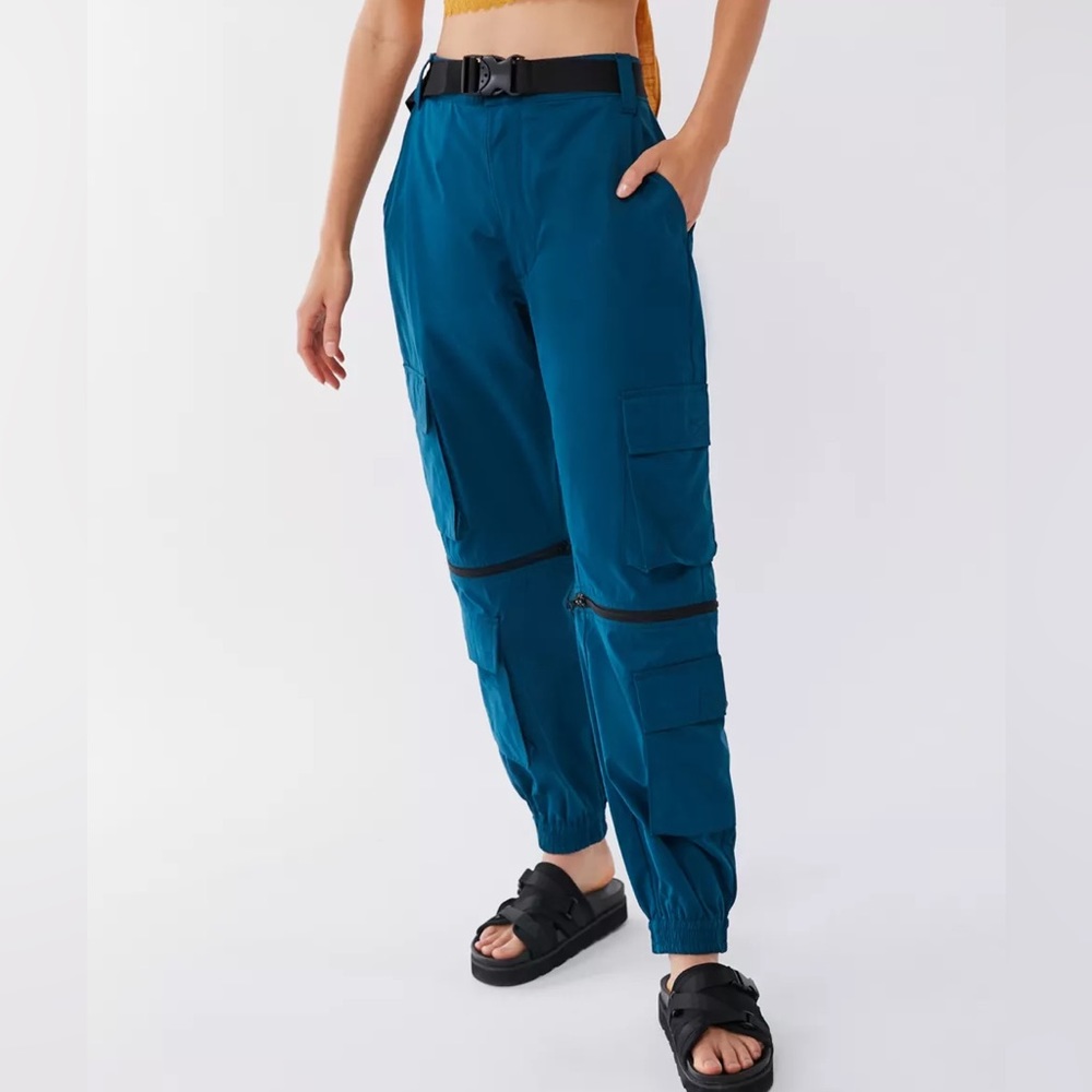 Urban Outfitters Toya Zip-Away Jogger Pant in Blue. Versatile jogger. Size 4